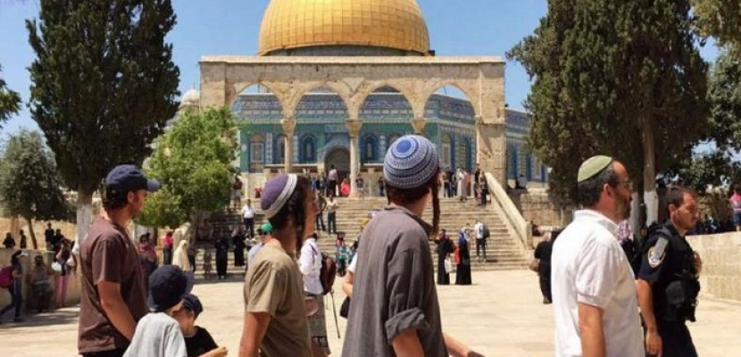 مستوطنون و”حاخامات” يقتحمون المسجد الأقصى بحراسة مشددة من الاحتلال الإسرائيلي