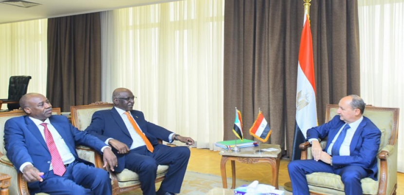 نصار يعقد جلسة مباحثات موسعة مع وزيرى التجارة والصناعة السودانيين لبحث مستقبل التعاون بين البلدين