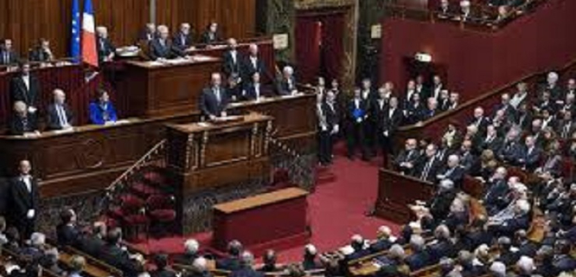 البرلمان الفرنسي يقر مشروع قانون اللجوء والهجرة