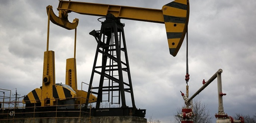 النفط يقلص مكاسبه بعد بيانات المخزونات الأمريكية