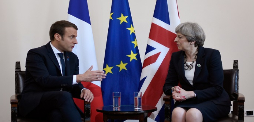 ماكرون يعقد جلسة مباحثات بمقره الصيفي مع رئيسة وزراء بريطانيا