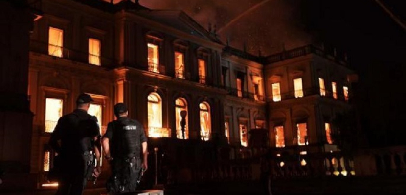 نشوب حريق هائل في متحف “ريو دي جانيرو” بالبرازيل