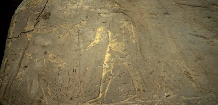 بالصور.. اكتشاف لوحتين من الحجر الرملي بمعبد كوم أمبو في أسوان
