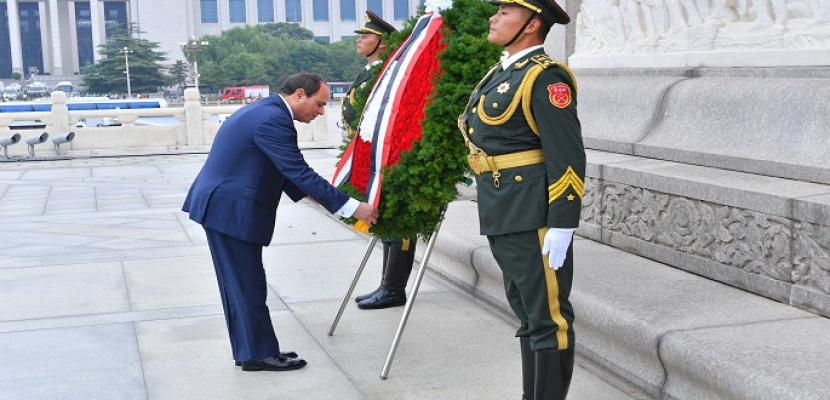 بالصور.. الرئيس السيسي يضع إكليلا من الزهور على النصب التذكاري لأبطال الشعب الصيني