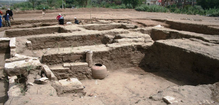بالصور.. الآثار: اكتشاف مبنى أثري ضخم بحوض الدمرداش بميت رهينة