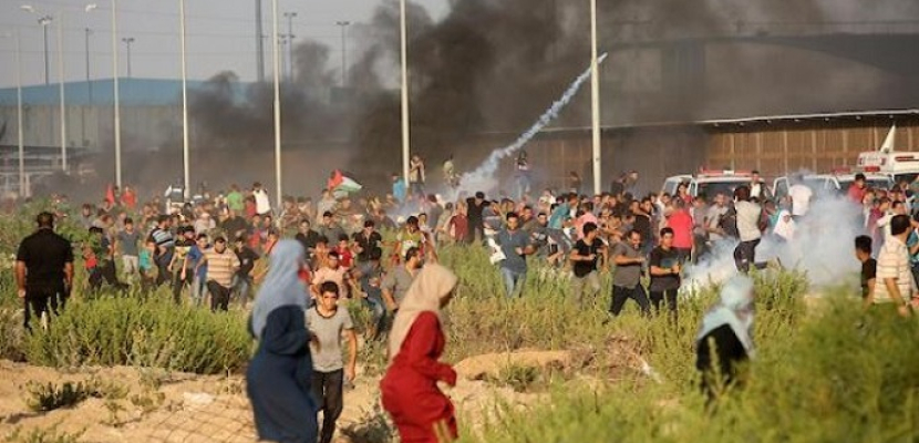 استشهاد فلسطيني وإصابة العشرات برصاص الاحتلال خلال مسيرة سلمية