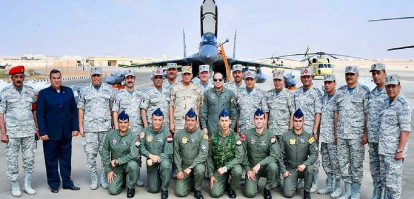 بالفيديو والصور.. الرئيس السيسي يتفقد إحدى القواعد الجوية ومشروع مستقبل مصر