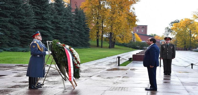 بالفيديو والصور.. الرئيس السيسي يضع إكليلا من الزهور على النصب التذكاري للجندي المجهول بموسكو