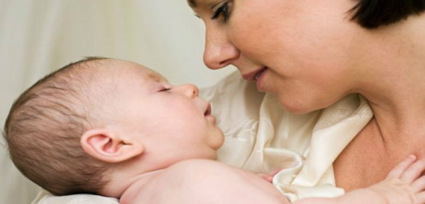 دراسة: ضغط العمل على الأم يقلص عدد ساعات نوم أطفالها
