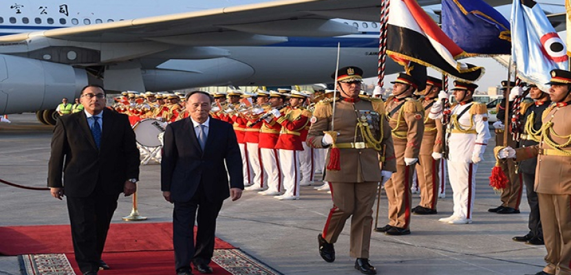 رئيس الوزراء يستقبل نائب الرئيس الصيني بمطار القاهرة