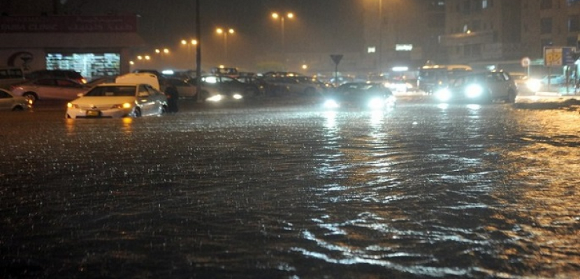 الامطار الغزيرة تعمل على تحويل مسار العديد من الرحلات الجوية بالكويت