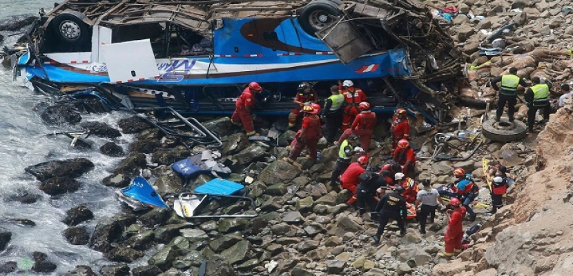 مصرع وإصابة 19 شخصاً إثر سقوط حافلة من مرتفع في بيرو