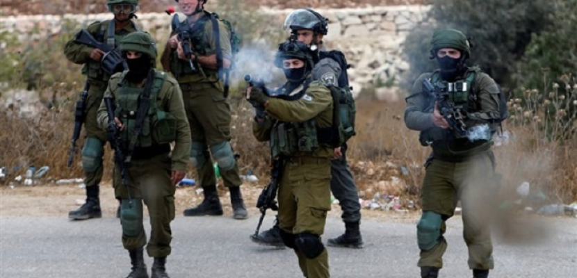 الاحتلال الإسرائيلي يستخدم العنف والغاز لتفريق تظاهرة في النقب وتعتقل عددا من الفلسطينيين