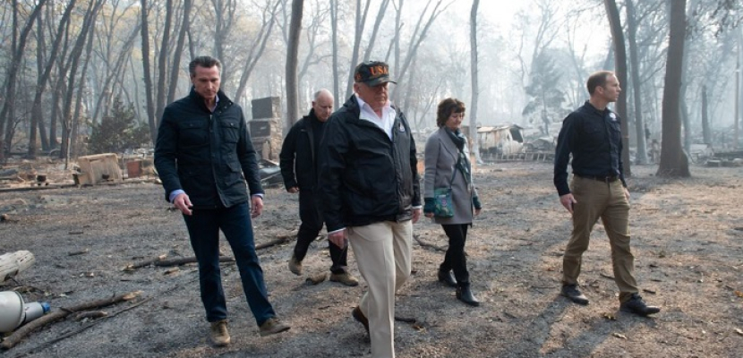 الرئيس الأمريكي يتفقد أحدي المناطق التي دمرتها الحرائق في ولاية كاليفورنيا