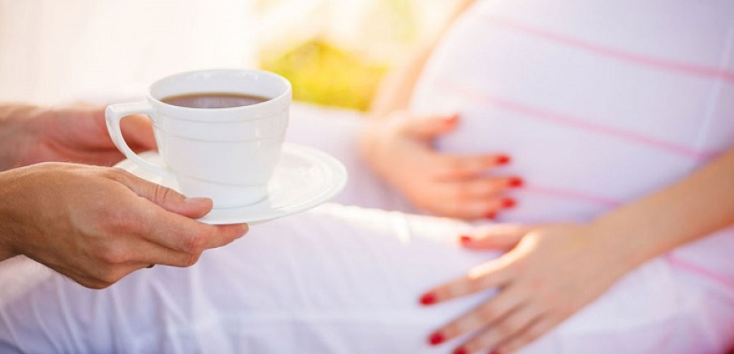 شرب الشاي أو القهوة أثناء الحمل يقلل من حجم الطفل