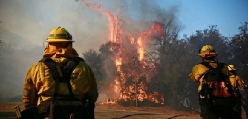 الحرائق تخلي مئات المنازل في ولاية كاليفورنيا