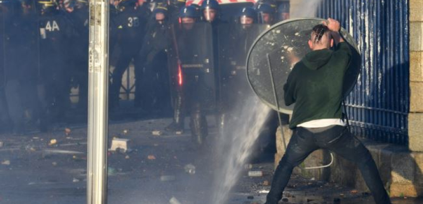 مئات الجرحى خلال احتجاجات على رفع سعر الوقود في فرنسا