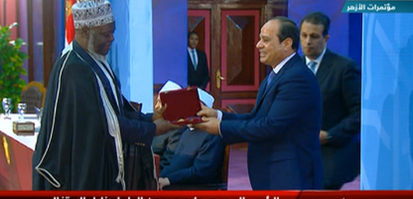 الرئيس السيسي يكرم عددا من الشخصيات التي أثرت الفكر الإسلامي بمصر والعالم