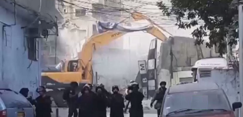 آليات الجيش الإسرائيلي تهدم عشرات المنشآت التجارية وسط القدس