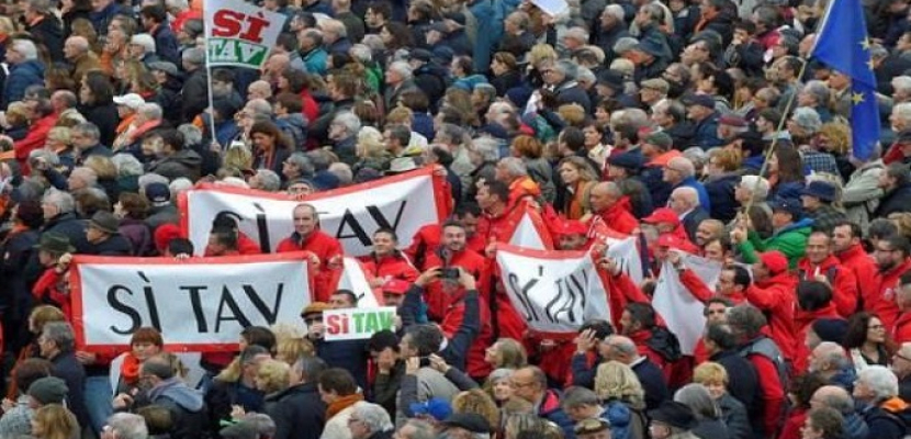 عشرات الآلاف يتظاهرون في تورينو تأييدا لمشروع خط للقطارات مع فرنسا