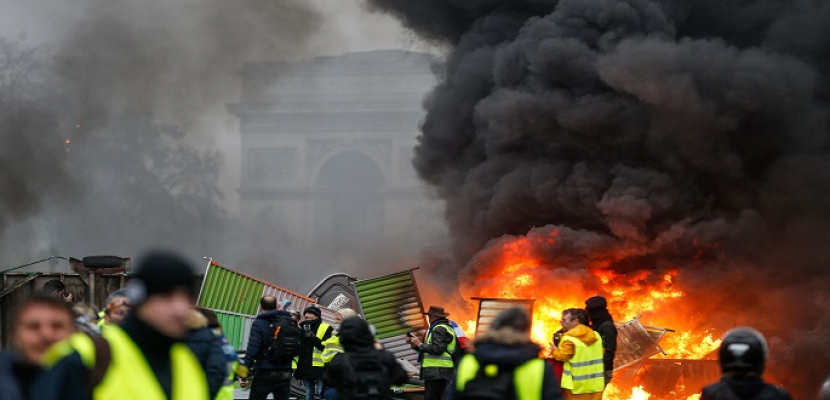 نيويورك تايمز: لهذا.. «السترات الصفراء» في فرنسا تختلف عن الآخرين