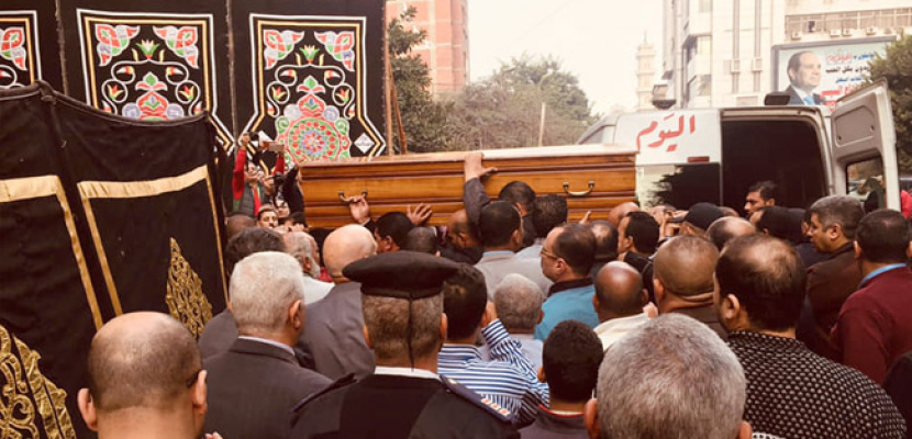 جثمان الكاتب الكبير إبراهيم سعدة يغادر “أخبار اليوم” للصلاة عليه بمسجد عمر مكرم