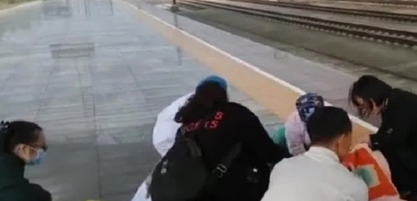 سيدة صينية تضع مولودها على رصيف محطة مترو الأنفاق