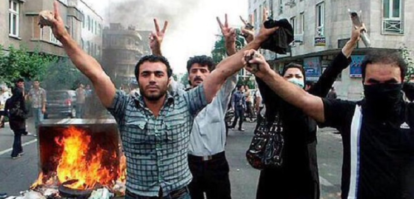 “عكاظ”: 2019 ينذر باندلاع ثورة ضد النظام القمعي في طهران