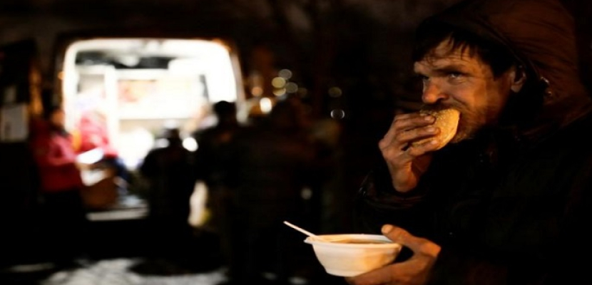 تقديم الحساء الساخن مجانا للمشردين في ليالي سان بطرسبرج الباردة