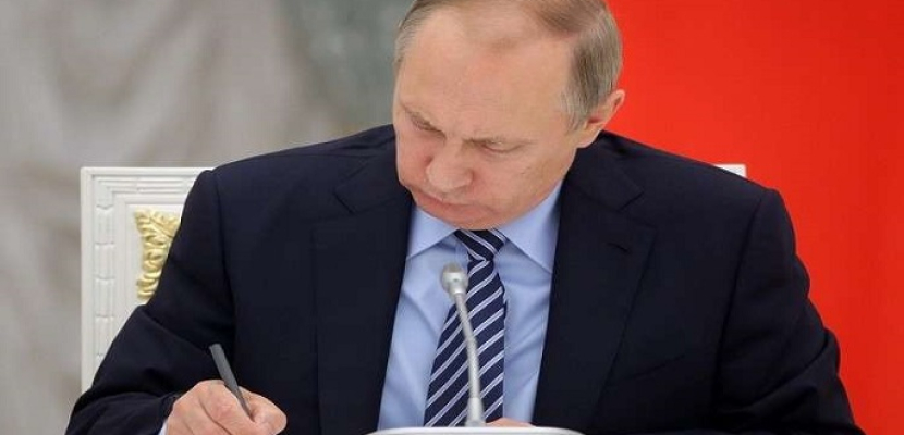 بوتين يوقع قانونا يحظر بث أخبار كاذبة وإهانة الدولة على الانترنت