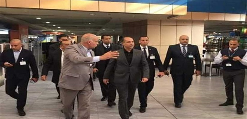 وزير الطيران المدني يقوم بجولة تفقدية لمطاري القاهرة وشرم الشيخ