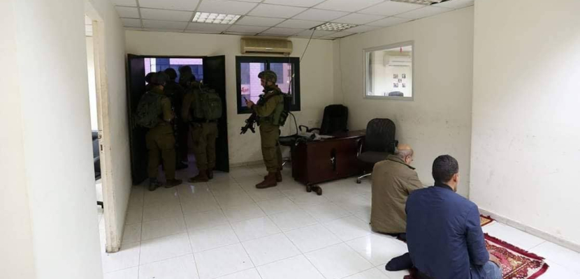 قوات اسرائيلية تقتحم مقر “وفا” للأنباء الفلسطينية في رام الله