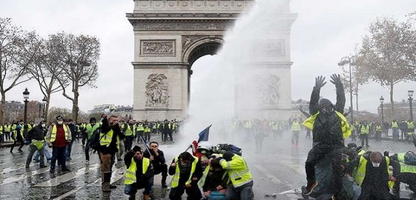 ارتفاع حدة الاشتباكات بين محتجي السترات الصفراء والشرطة في تظاهرات “السبت الأسود” في فرنسا