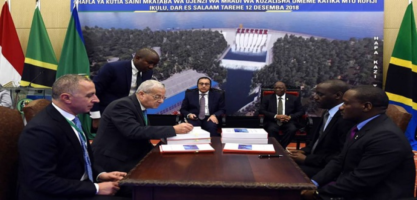 مدبولي ورئيس تنزانيا يشهدان توقيع عقد إنشاء مشروع “سد نهر روفيجي”
