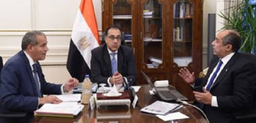 رئيس الوزراء يستعرض مع وزيري التموين والزراعة خريطة المنتجات والسلع الزراعي