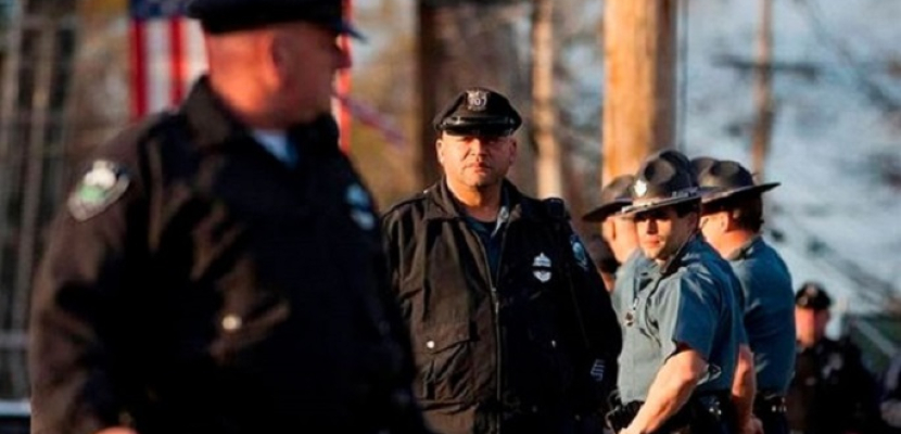 ضابط شرطة أمريكي ينهي مواجهة مسلحة بغناء أغنية عيد الميلاد الشهيرة