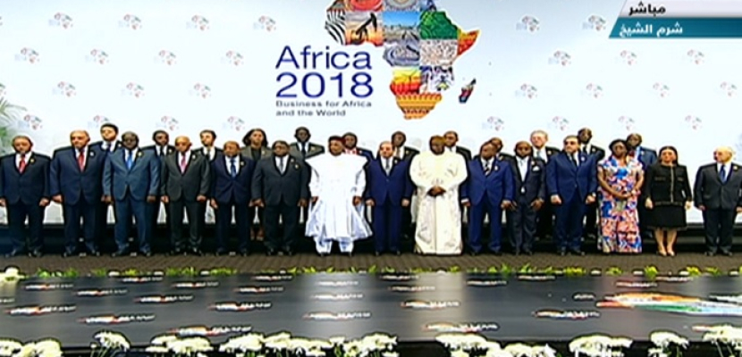 الرئيس السيسي يلتقط صورة تذكارية مع الزعماء المشاركين في منتدى إفريقيا 2018
