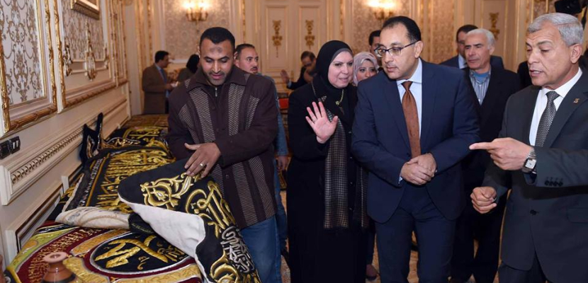 بالفيديو والصور.. رئيس الوزراء يتفقد معرض المنتجات اليدوية بقرى محافظة المنوفية
