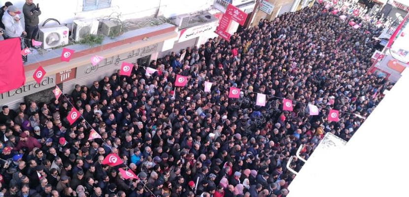تجمعات عمالية في تونس وشلل في الخدمات مع بدء الإضراب العام