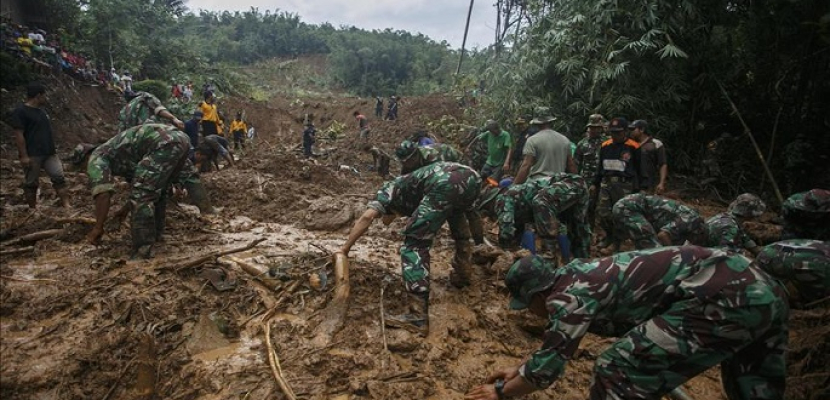 انهيارات أرضية تحاصر نحو 35 سائحا بجزيرة إندونيسية