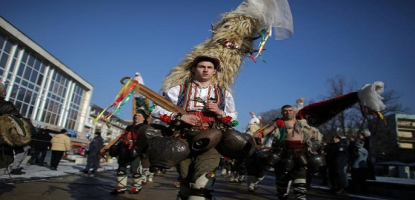 مدينة بلغارية تطرد الأرواح الشريرة بمهرجان زاخر بالألوان