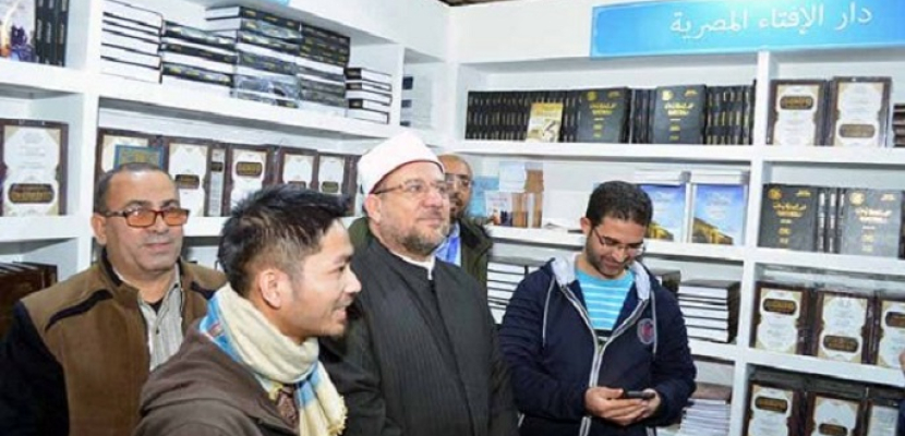 وزير الأوقاف يتفقد جناح الشئون الإسلامية بمعرض الكتاب ويقرر خصما على إصداراته