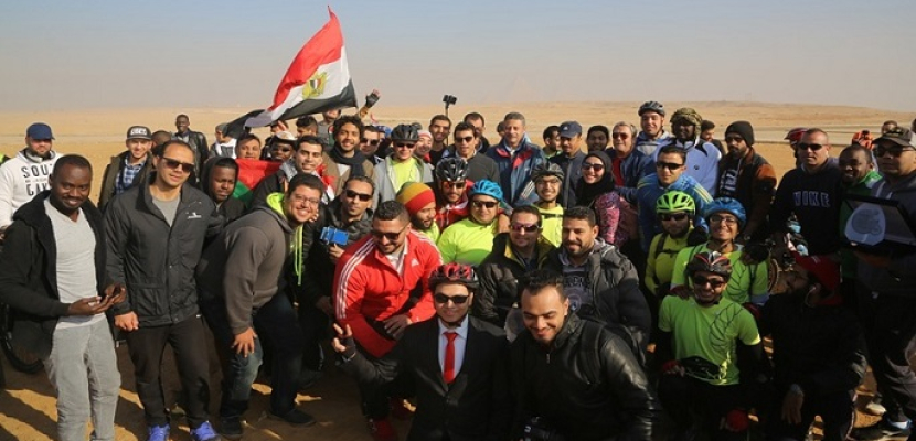 بالصور .. وزير الرياضة يقود ماراثون الدراجات للشباب العربي فى سفح الأهرامات