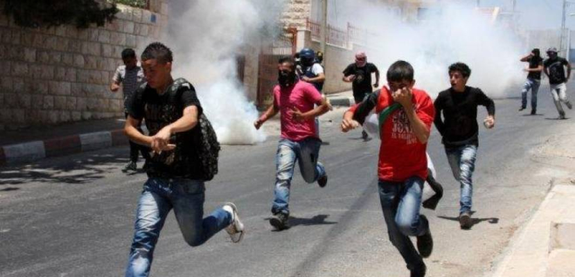 إصابة 30 طفلا فلسطينيا بالاختناق جراء اعتداءات الاحتلال ومستوطنيه على مدرسة بالخليل