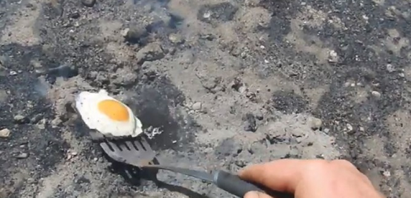 مزارعون يطهون البيض على الأرض بعد ارتفاع درجات الحرارة فى أستراليا