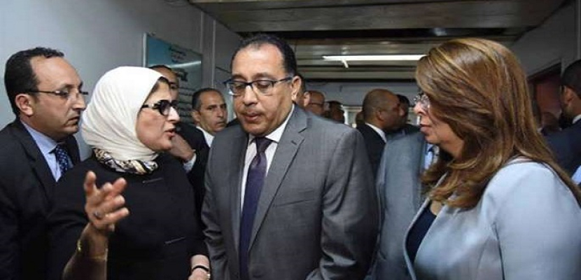 رئيس الوزراء يزور مصابي حادث قطار محطة مصر في معهد ناصر