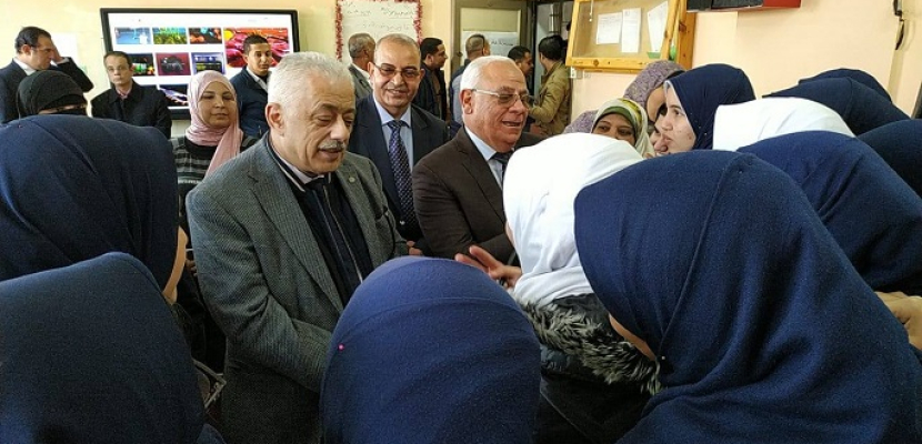 بالصور.. وزير التربية والتعليم يتابع استخدام الطلاب للتابلت بمدارس بورسعيد