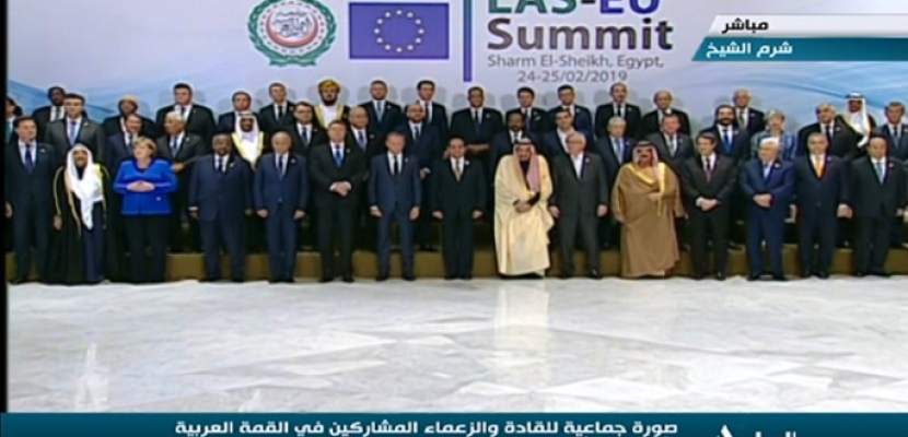 السيسي يلتقط الصور الجماعية مع رؤساء الوفود المشاركة في القمة العربية الأوروبية