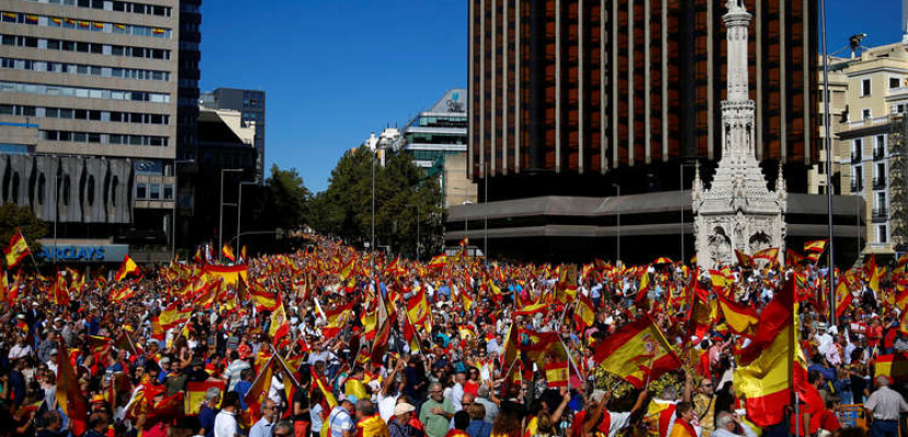 أنصار اليمين واليمين المتطرف الاسباني يتظاهرون ضد رئيس الحكومة
