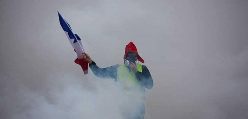 الاحتجاجات تتراجع وبريق “السترات الصفراء” يخفت في شوارع فرنسا
